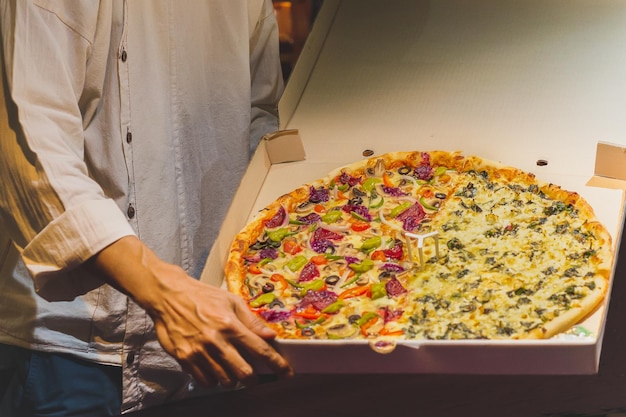 Chef presentando pizzas al estilo de Nueva York para llevar