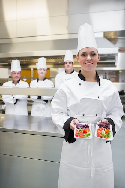 Chef presentando sus ensaladas