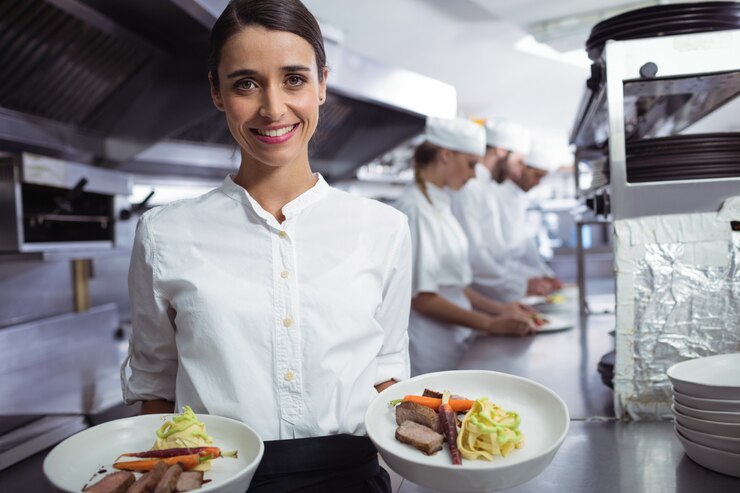 Chef presentando sus platos de comida