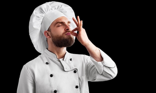 Chef profesional barbudo con sombrero de cocinero y uniforme blanco