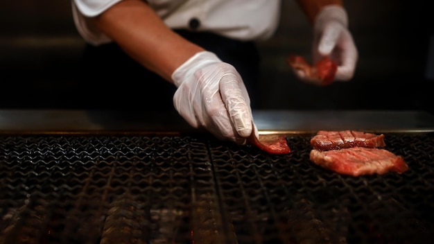 Un chef profesional cocina carne de res Wagyu de primera calidad y fresca barbacoa japonesa