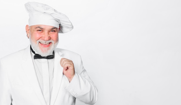 Chef profesional cocinero o panadero en uniforme blanco sonriente hombre barbudo cocinando concepto de comida