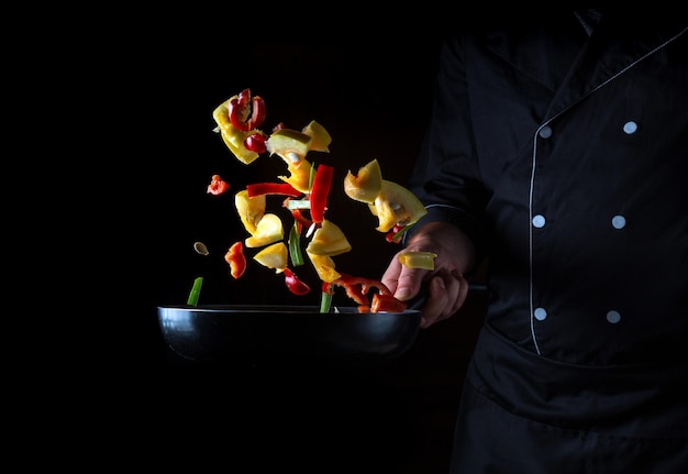 Chef profesional prepara verduras en sartén Cocinar comida y comida vegetariana saludable