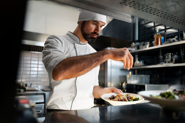 Chef profesional de tiro medio trabajando