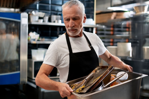 Foto chef profissional de tiro médio a trabalhar