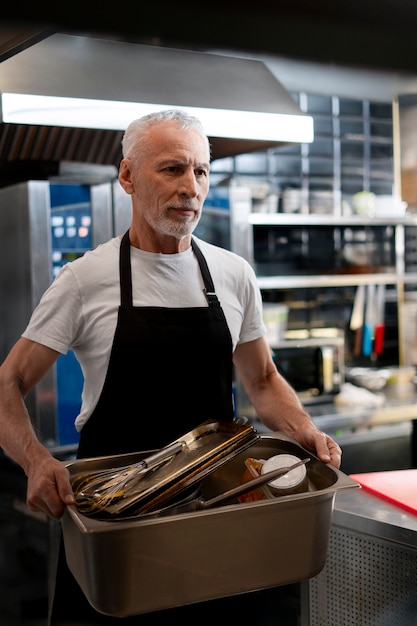 Foto chef profissional de tiro médio a trabalhar