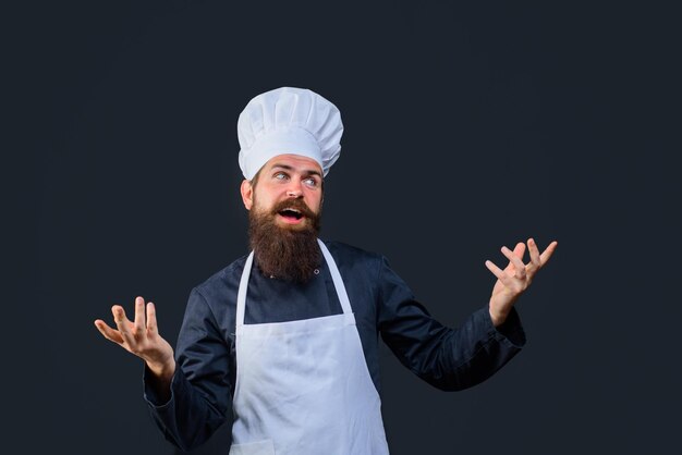 Chef profissional homem feliz pronto para cozinhar novo prato homem barbudo em uniforme de chef cozinheiro chefe masculino ou
