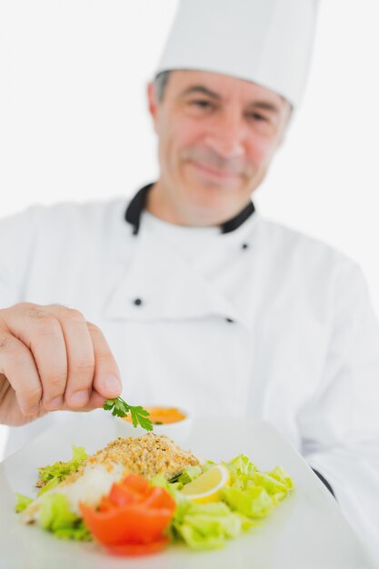 Foto chef que apresenta uma refeição fresca preparada