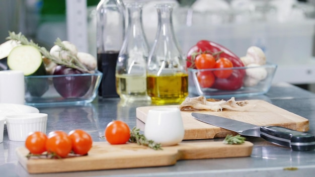 Un chef que trabaja en la cocina, un lugar de trabajo, tomates de mesa en el escritorio.