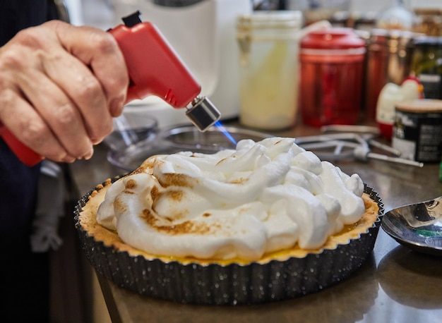 Chef quema la crema en el pastel de pasiflora Cocina gourmet francesa