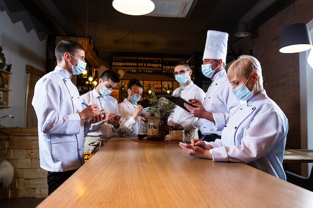 El chef realiza una sesión informativa a los empleados en el restaurante.