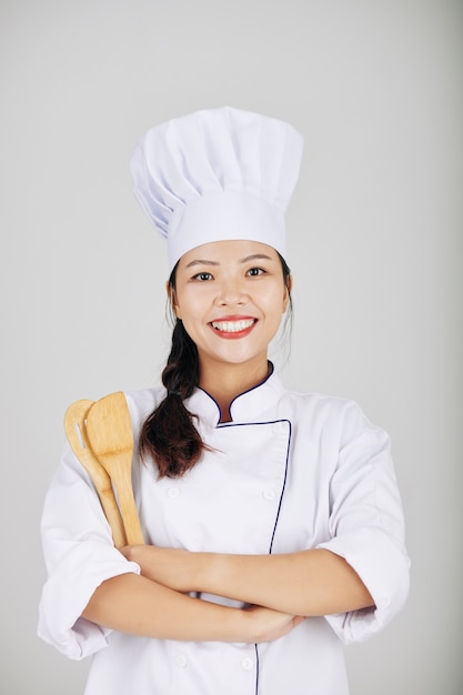Chef de restaurante joven confiado