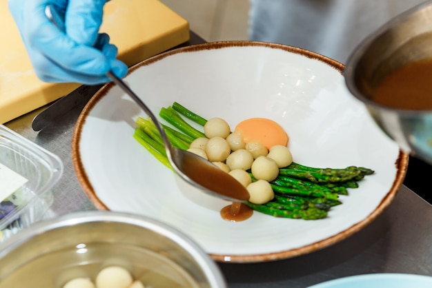 El chef del restaurante prepara un plato.