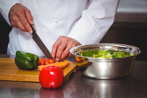 Chef schneiden Gemüse für einen Salat