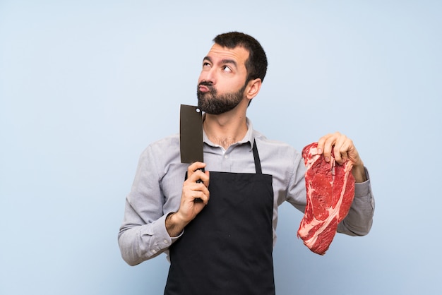 Foto chef segurando um pensamento de carne crua