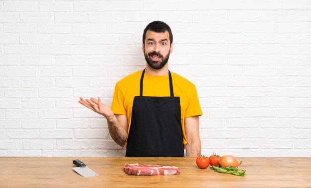 Chef segurando uma cozinha fazendo dúvidas gesto