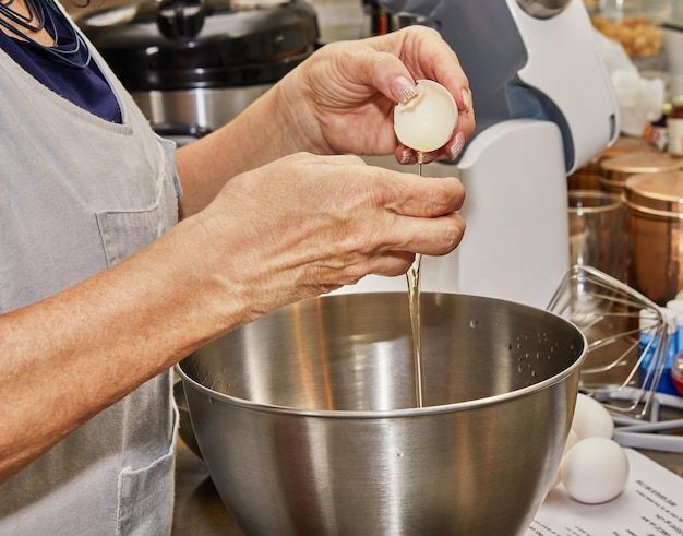 Chef separa la yema de la proteína para hacer el pastel