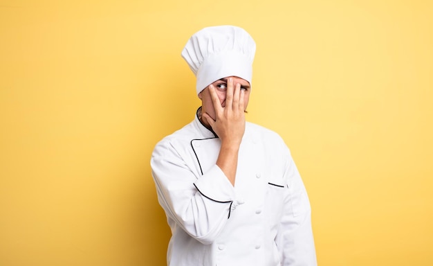 El chef se siente aburrido, frustrado y con sueño después de un aburrimiento