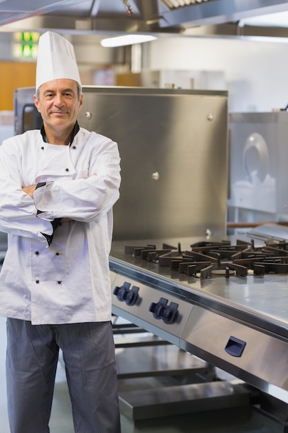 Chef sonriendo mientras está de pie en la cocina