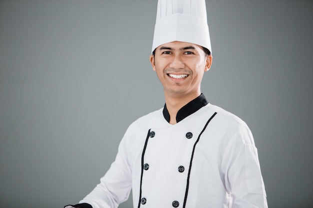 Chef sonriente asiático