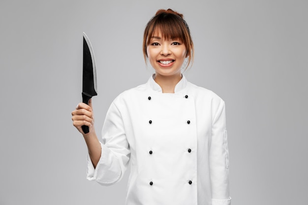una chef sonriente con un cuchillo de cocina