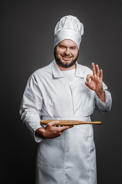Chef sonriente con tablero vacío mostrando gesto bien