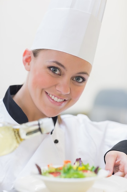 Chef sonriente vistiendo una ensalada