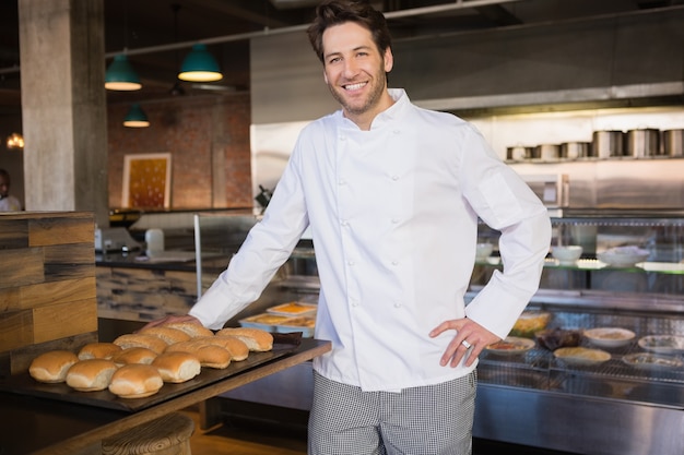 Chef sorridente apoiado no balcão