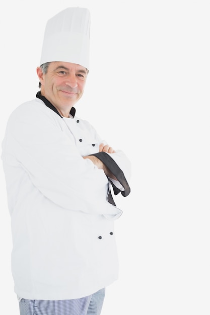 Foto chef sorridente com os braços cruzados