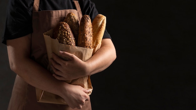 Chef sosteniendo una bolsa de papel con pan