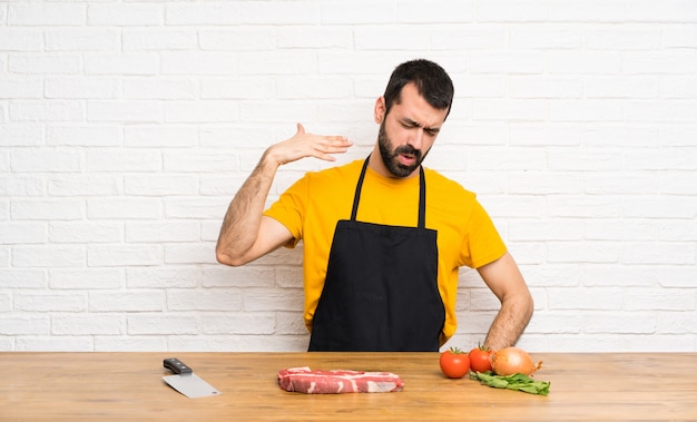 Chef sosteniendo en una cocina con expresión cansada y enferma