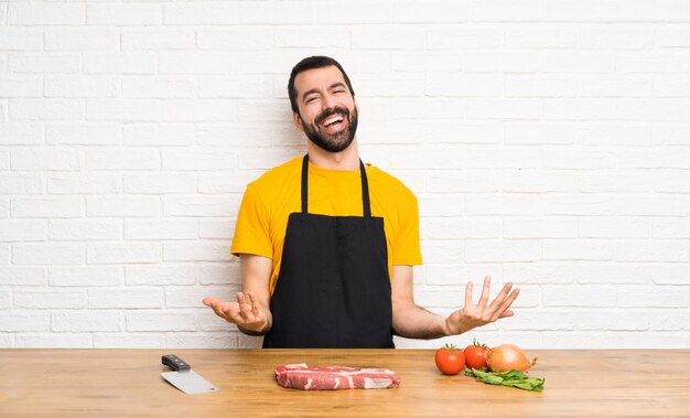 Chef sosteniendo en una cocina sonriendo