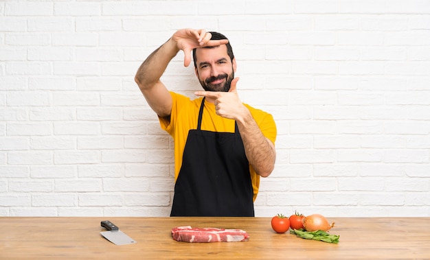 Chef sosteniendo en una cocina