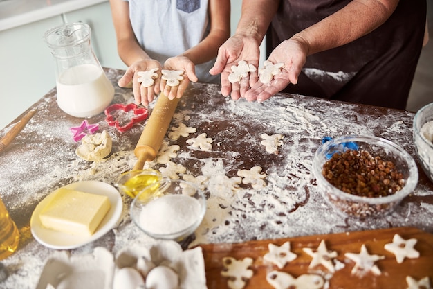 Foto chef y sous-chef haciendo hombres de jengibre con masa