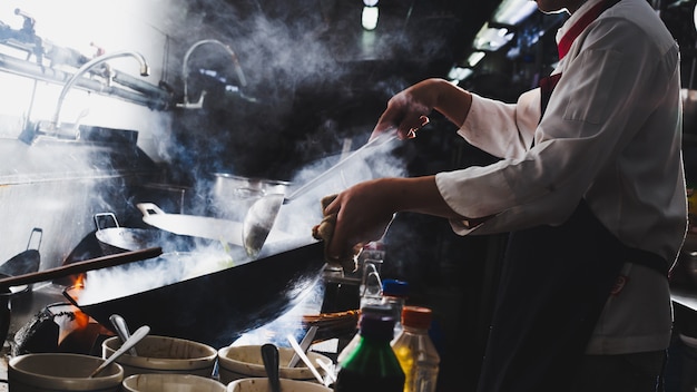 Chef stir fry cozinhar