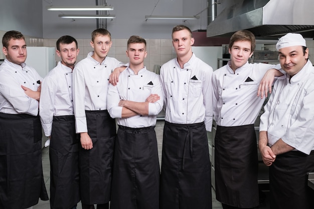 Chef y su equipo de profesionales en el restaurante. El trabajo en equipo trae éxito a cualquier negocio