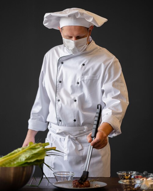 Chef de tiro medio preparando carne