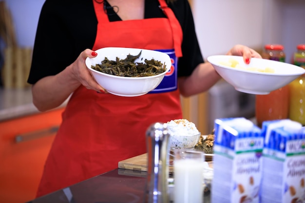 Foto el chef trabaja en la cocina.