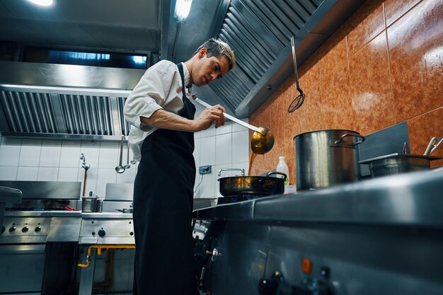 Chef trabajando en la cocina