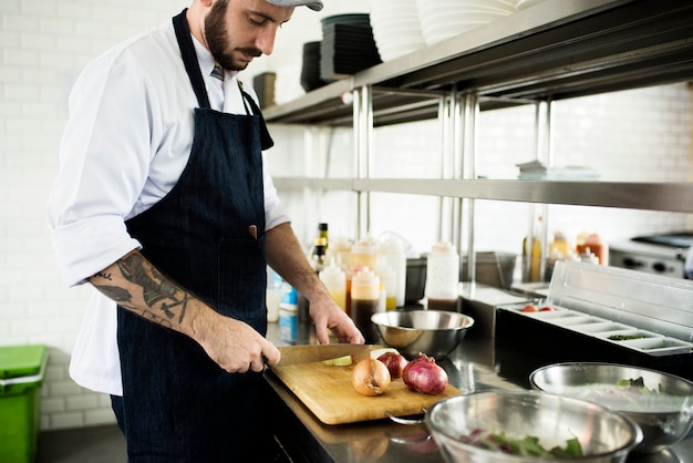 Chef trabalhando e cozinhando na cozinha