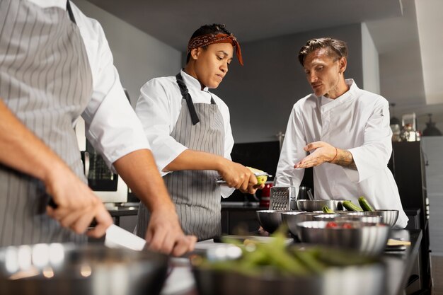 Foto chef trabalhando juntos em uma cozinha profissional