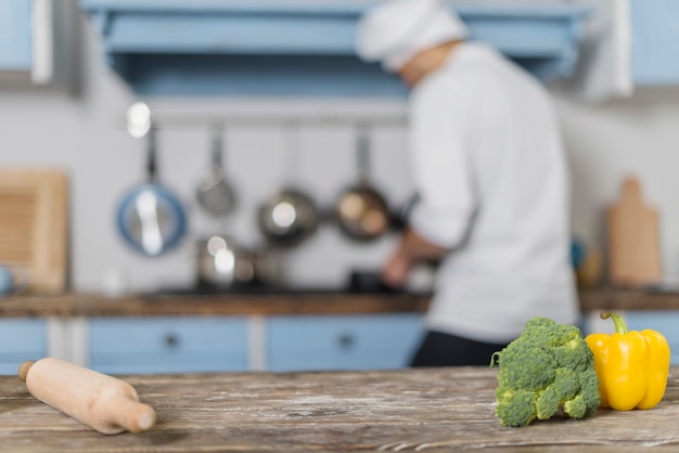 Foto chef trabalhando na cozinha