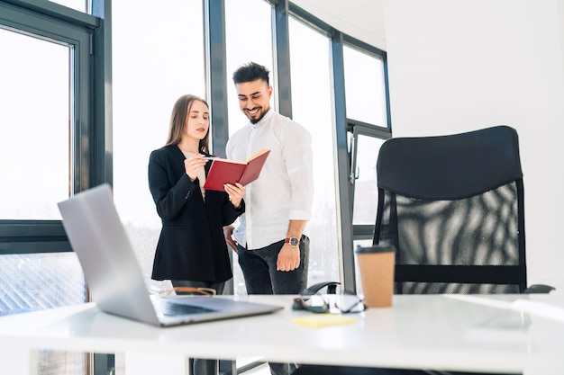 Chef und seine Sekretärin im Büro