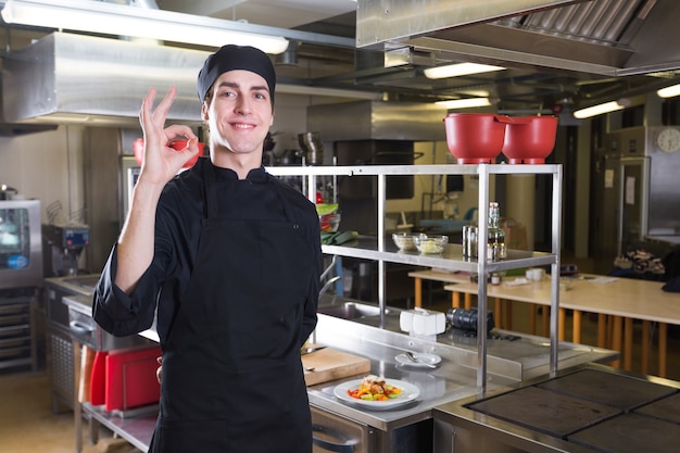 Chef con uniforme en una cocina