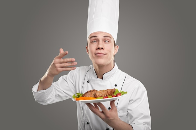 Chef volviéndose loco por el olor del plato