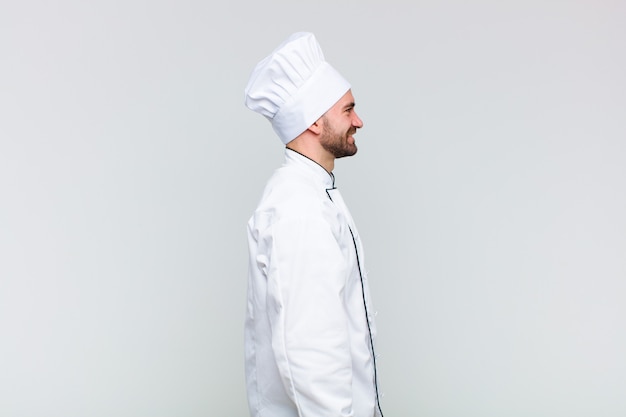 Chef von der Seite lächelnd