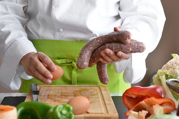 Chefausschnittgemüse am Tisch für das Kochen