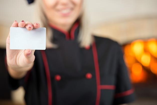 Chefbäcker zeigt leere Visitenkarte.