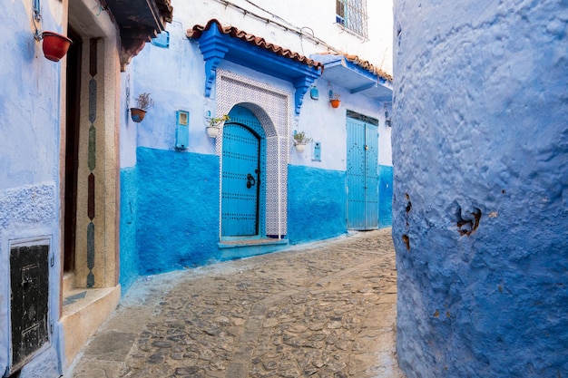 Foto chefchaouen marruecos 18 de noviembre de 2017 calle estrecha en chefchaouen en marruecos