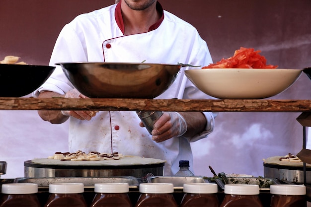 Foto chefe a preparar a comida.